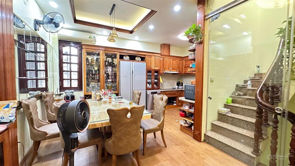 Mặt phố lò đúc mặt tiền 5.6m 43.5 tỷ 6 tầng gía hợp lý đoạn đẹp vỉa hè rộng