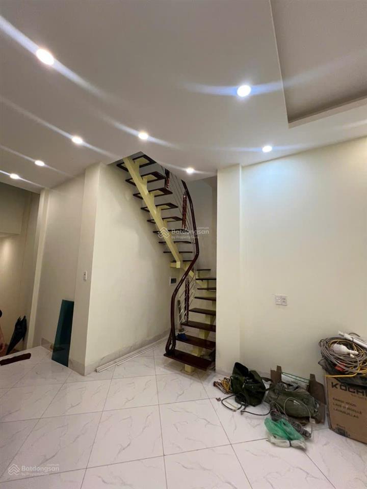 Mặt phố quán thánh 40m2 5 tầng 10.8 tỷ phố sát hàng bún vỉa hè rộng kinh doanh