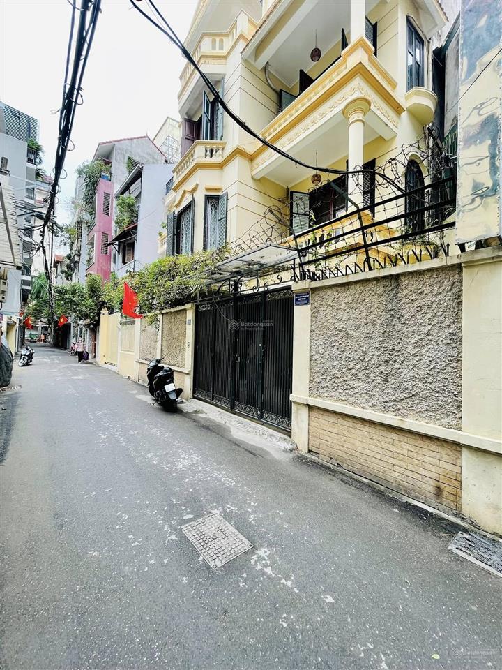 Nhà vệ hồ mặt tiền 11m 4 tầng, 44.5tỷ cách phố 5m  view hồ ô tô đỗ cửa
