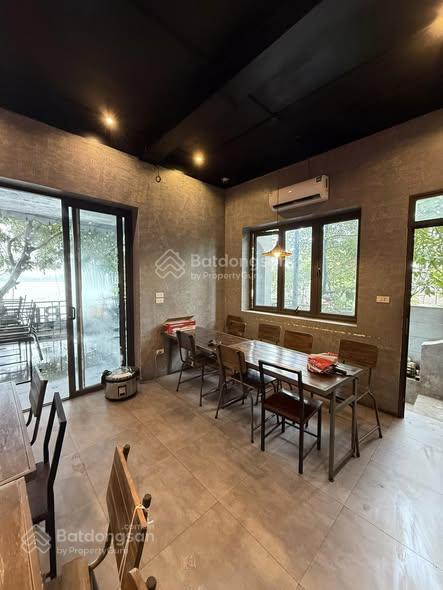 Nhà vệ hồ mặt tiền 11m 4 tầng, 44.5tỷ cách phố 5m  view hồ ô tô đỗ cửa