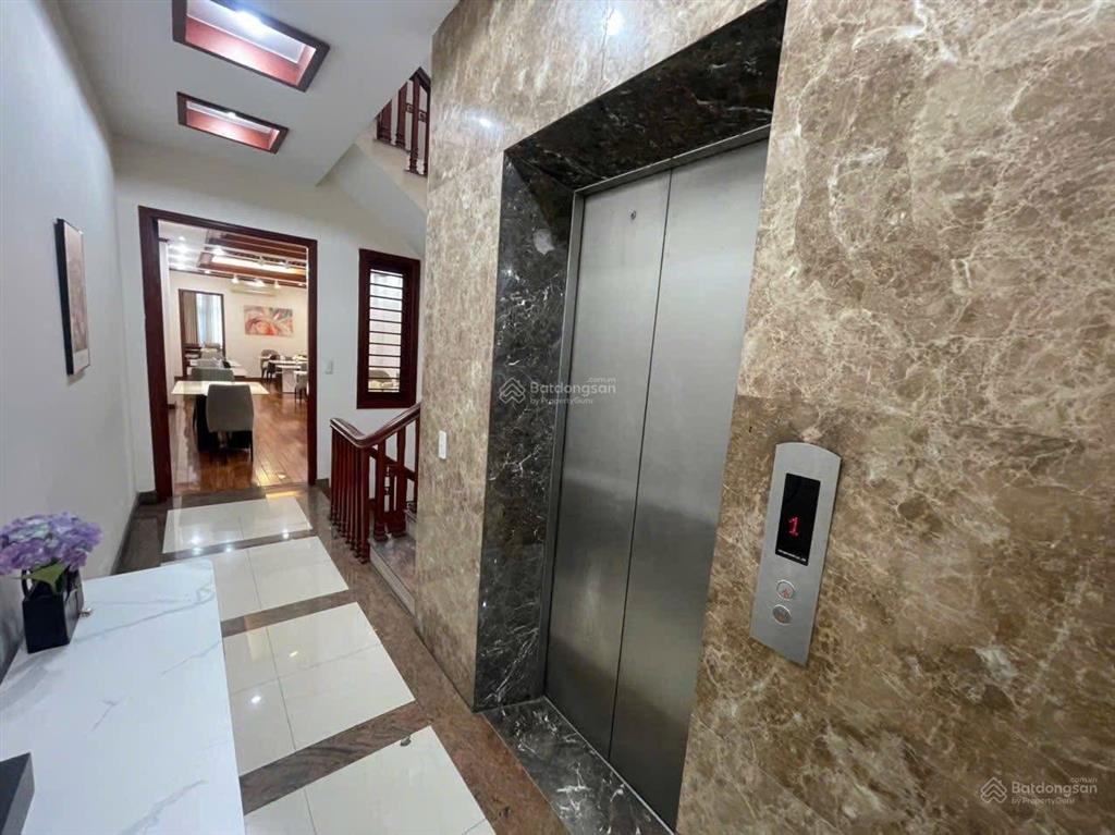 Nhà đẹpphố lò đúc 6 tầng thang máy 70 tỷ lô góc 3 mặt thoáng đoạn đầu phố