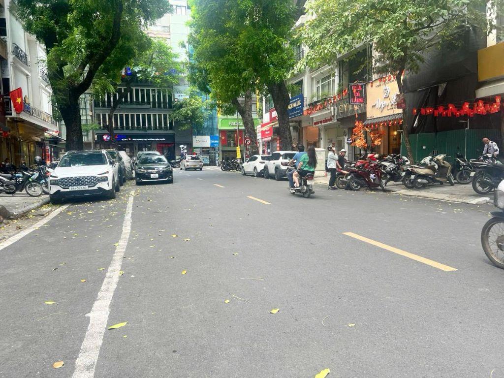 Mặt Phố Lý Nam Đế 6 Tầng Thang Máy Mặt Tiền 4.5M 32.5 Tỷ Dòng Tiền 50Tr/th