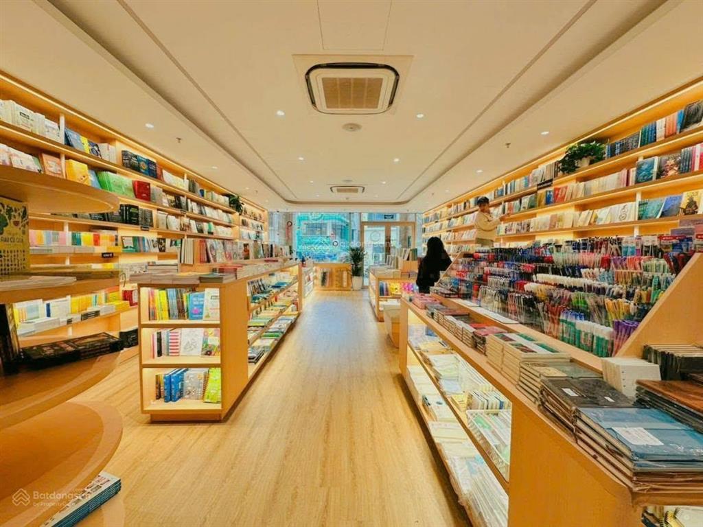 Mặt phố thái hà 205m2 6 tầng thang máy mặt tiền rộng , đẹp dòng tiền 300tr/th