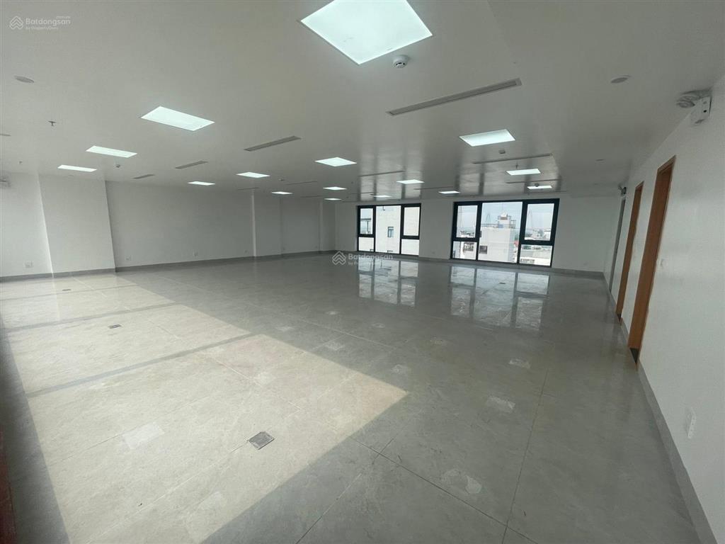 Tòa vp ngã tư trung hòa mặt tiền 7m, 9 tầng 1 hầm 120m2 vỉa hè rộng đẹp