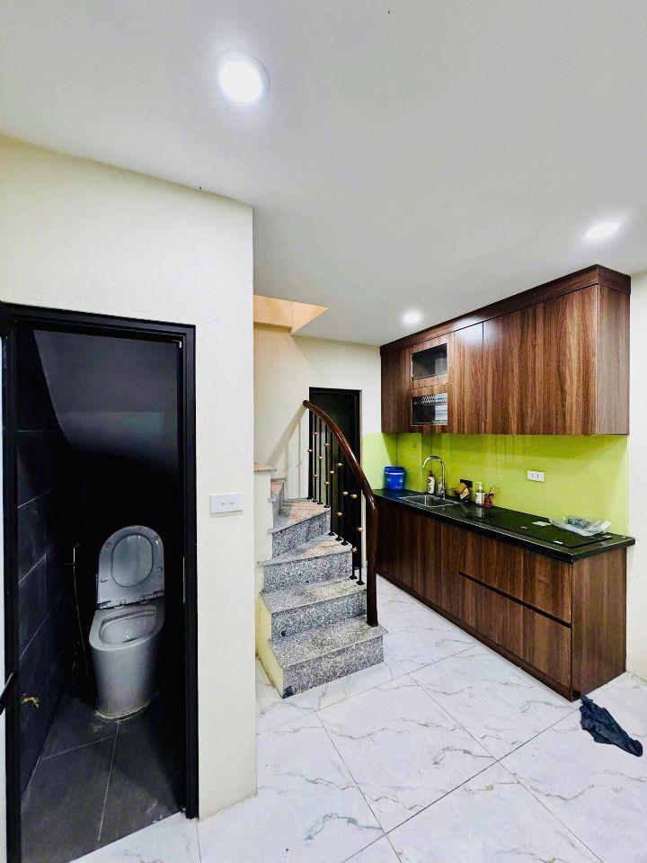 Phố Lê Văn Hưu  4 tầng 6.3 tỷ nhà đẹp Cách phố 5M Sổ đỏ chính chủ 