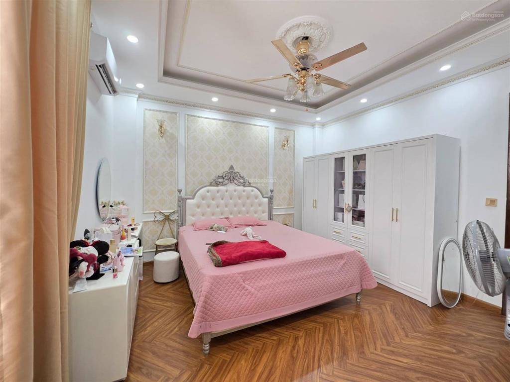 Nhà mặt hồ trung tâm ba đình 90m2 mặt tiền 8m 43 tỷ ô tô view hồ