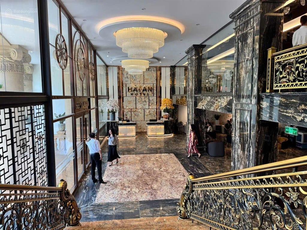 Mặt hồ tây 280m2 mặt tiền 9m 8 tầng đoạn đẹp đường rộng view thẳng opera
