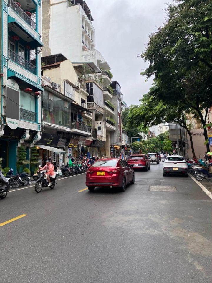 Vị trí đẹp Mặt Hàng Gai View Hồ 120M2 Mặt Tiền 4.8M Sổ Đẹp có nóc xây khách sạn