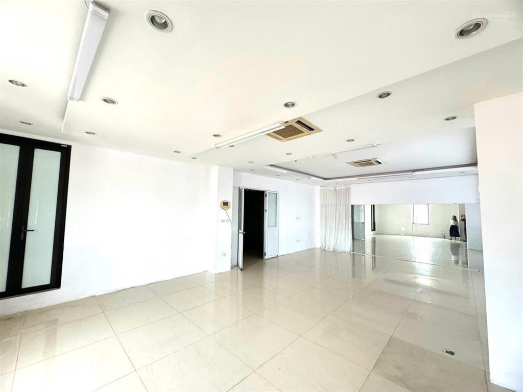 Tòa văn phòng lạc long quân 185m2 mặt tiền 13m, 2 hầm, 5 nổi 116,5 tỷ. quy hoạch ổn định