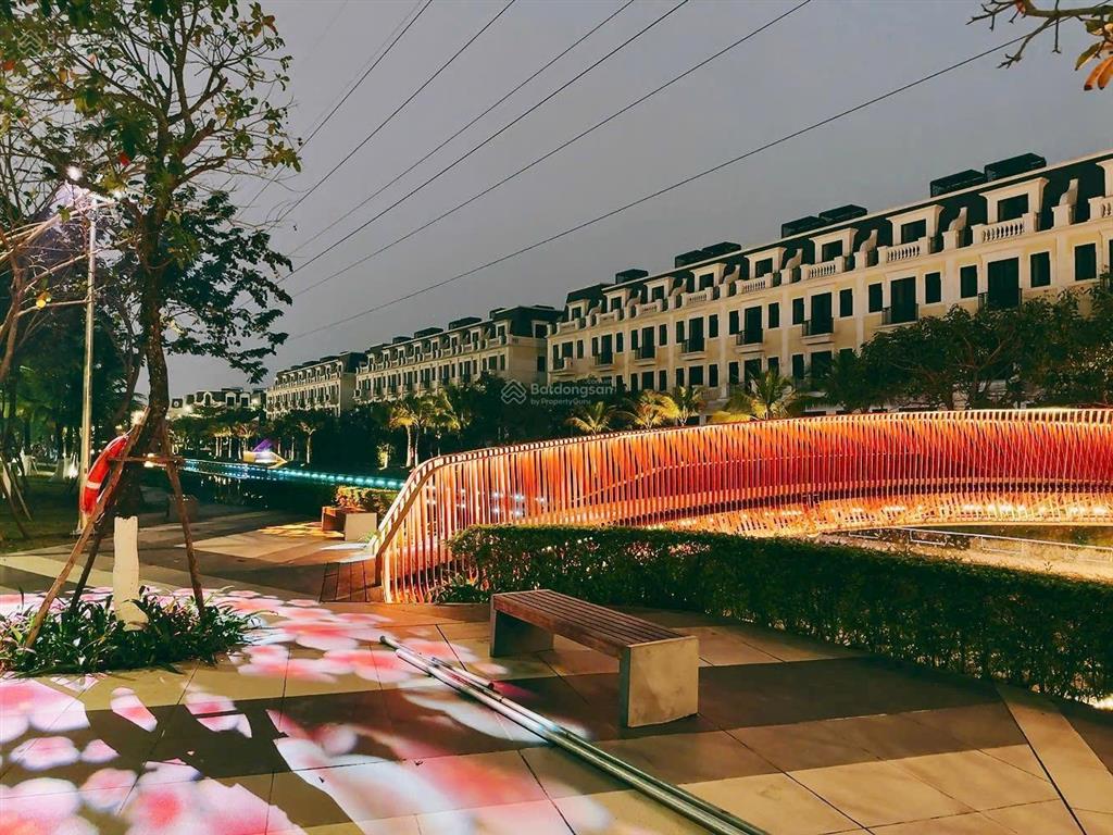 Chính chủ bán căn hộ 2pn+1, giá siêu hấp dẫn. không gian ở đẳng cấp. nhà mới tinh. 0985 302 ***