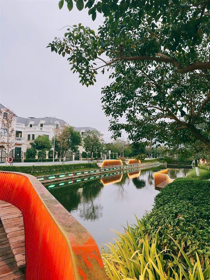 Chính chủ bán căn hộ 2pn+1, giá siêu hấp dẫn. không gian ở đẳng cấp. nhà mới tinh. 0985 302 ***