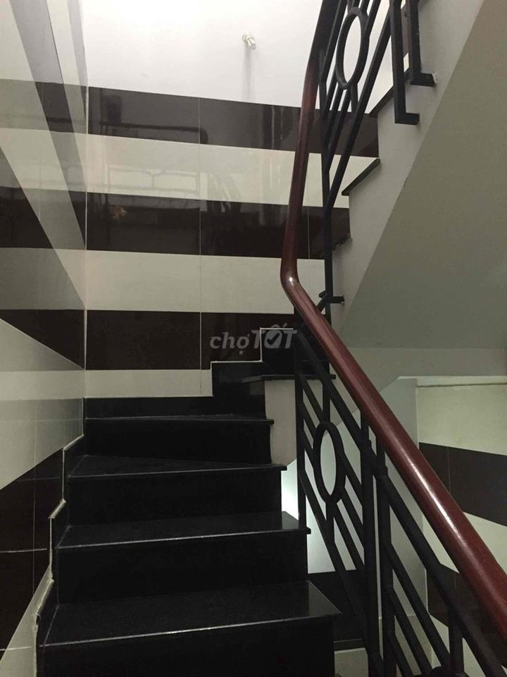 Phòng như hình,đủ tiện nghi,giờ tự do,cửa sổ thoáng,hẻm xe hơi