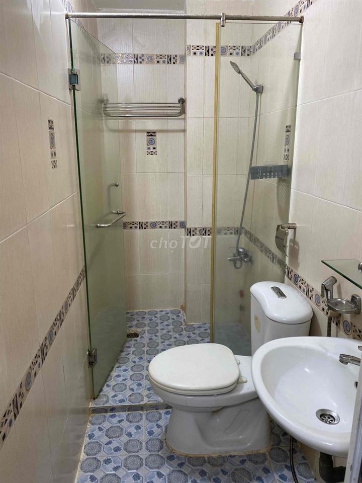 Phòng như hình,mới,cửa sổ thoáng mát,đủ tiện nghi,giờ tự do.