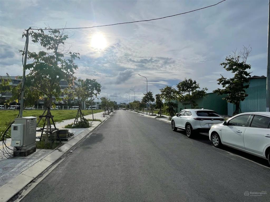 Chính chủ bán lô 100 m2, ngang 6 m, đường rộng 7m5 khu đô thị fpt đà nẵng chỉ nhỉnh 4 tỷ, giá rẻ