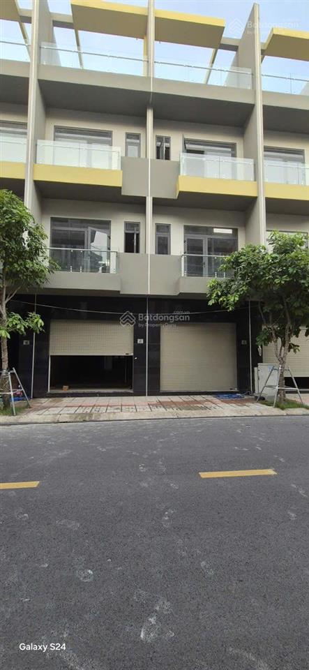 Bán nhà phố 1 trệt 3 lầu + diện tích 5x18m + giá bán 7 tỷ  pháp lý sổ riêng thổ cư