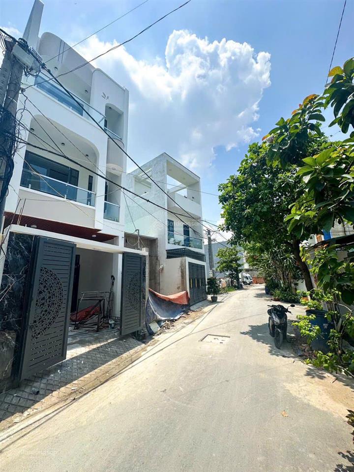 Nhà 1 trệt 2 lầu  diện tích 70m2 = (4,4m x 16m)  đường ô tô thông thoáng.