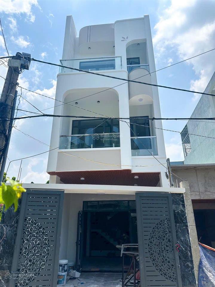 Nhà 1 trệt 2 lầu  diện tích 70m2 = (4,4m x 16m)  đường ô tô thông thoáng.