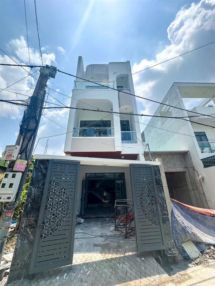Nhà 1 trệt 2 lầu  diện tích 70m2 = (4,4m x 16m)  đường ô tô thông thoáng.