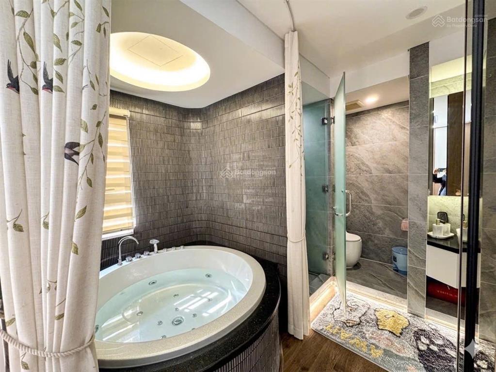 Căn 3 ngủ chủ nhà trang bị nội thất cao cấp tầng đẹp dự án golden place mễ trì