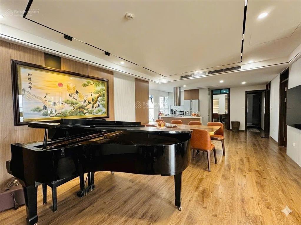 Căn 3 ngủ chủ nhà trang bị nội thất cao cấp tầng đẹp dự án golden place mễ trì