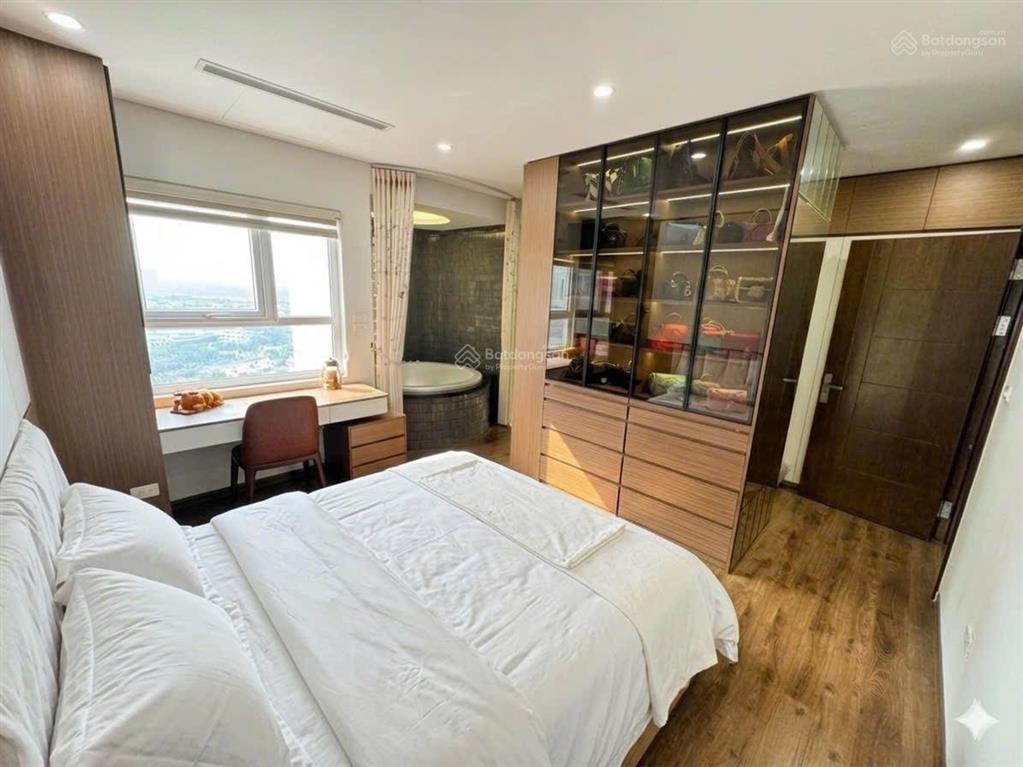 Căn 3 ngủ chủ nhà trang bị nội thất cao cấp tầng đẹp dự án golden place mễ trì