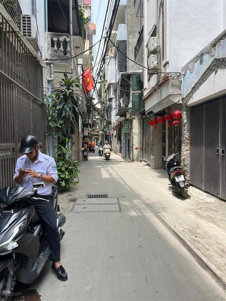 Nhà đẹp, ngõ 4m ô tô qua thoải mái, vị trí đẹp cách 10m ra mặt phố