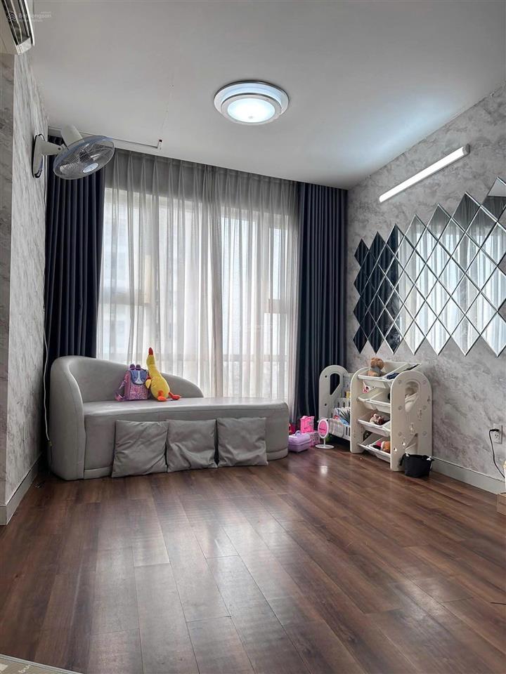 Cần bán chung cư summer square 2pn tặng nội thất cao cấp, sổ hồng sẵn đường tân hòa đông