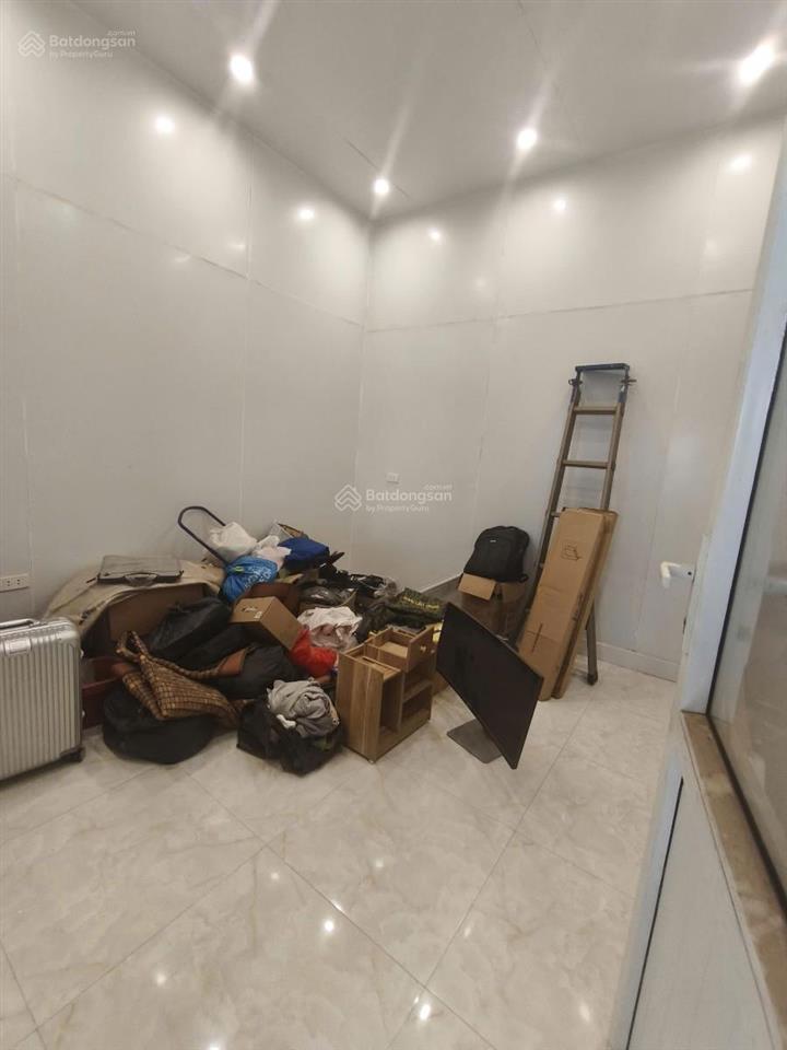 Bán nhà phố hoàng mai  ô tô đỗ cửa  ngõ thông tứ phía