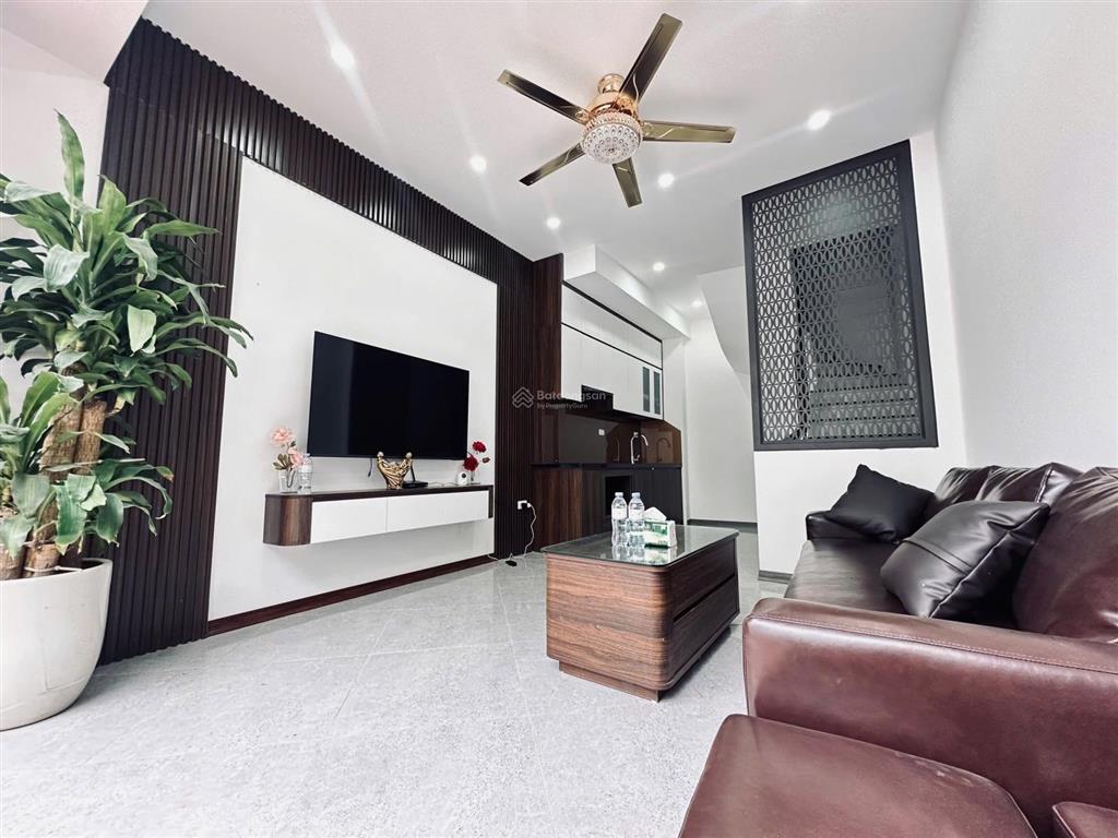 Bán nhà mới hoàng liệt full nội thất ô tô đỗ cổng view trường thcs