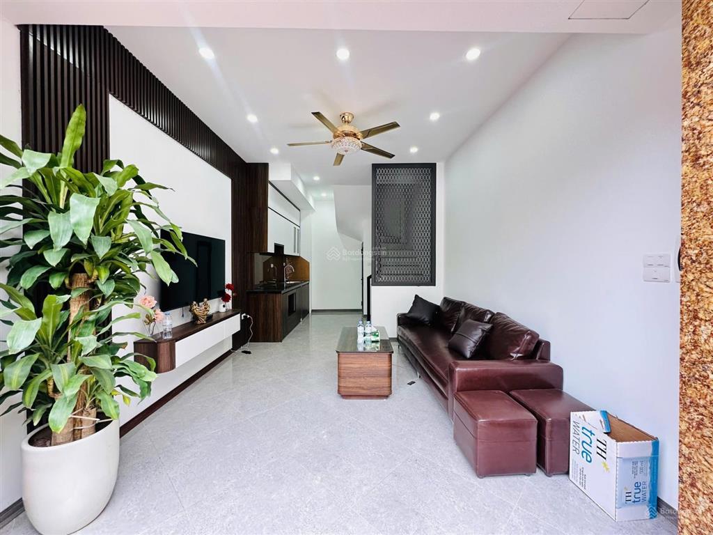Bán nhà mới hoàng liệt full nội thất ô tô đỗ cổng view trường thcs