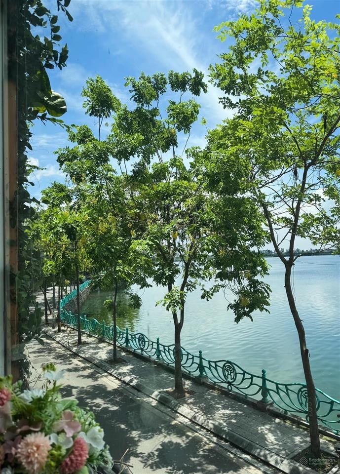 Chính chủ gửi bán nhà mặt hồ nhật chiêu 90m2, 7 tầng, mt 5m. giá 95tỷ.  0888 999 ***