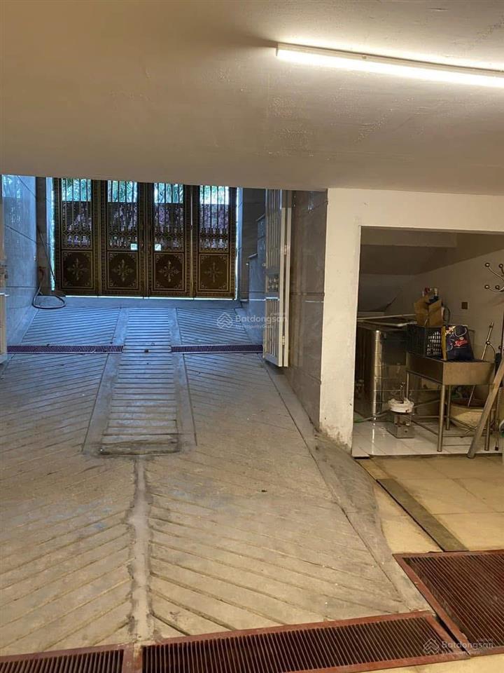 Chính chủ gửi bán nhà mặt hồ nhật chiêu 90m2, 7 tầng, mt 5m. giá 95tỷ.  0888 999 ***