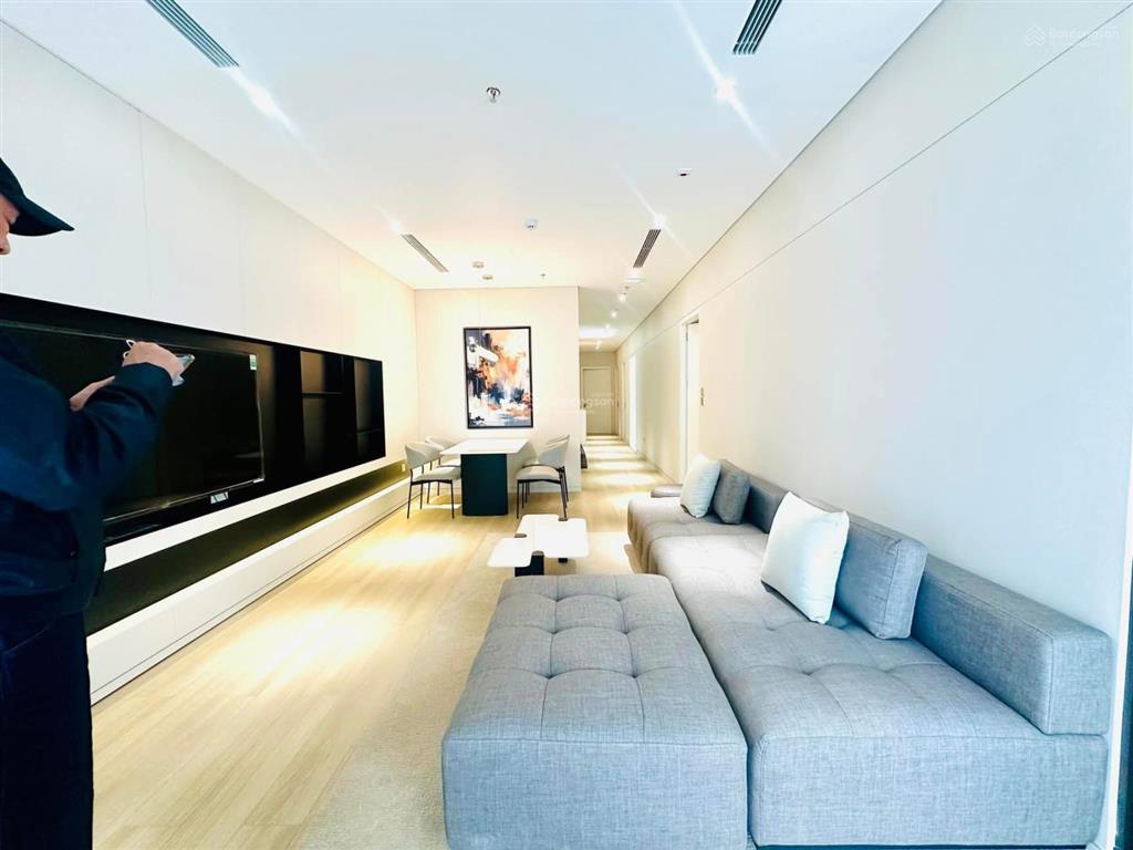 Chính chủ gửi bán tòa nhà mặt phố quảng khánh 110m2, 8 tầng, mt 10m. giá 117tỷ.  0888 999 ***