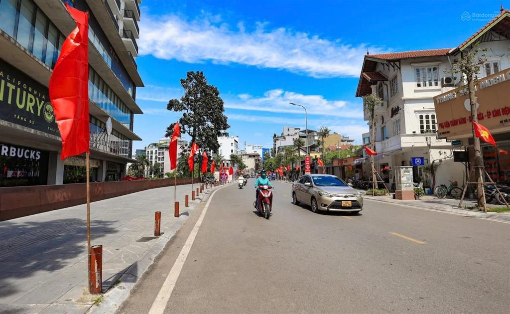 Chính chủ gửi bán toà nhà apartment phố xuân diệu 180m2, 8 tầng, mt 9.5m. giá thoả thuận