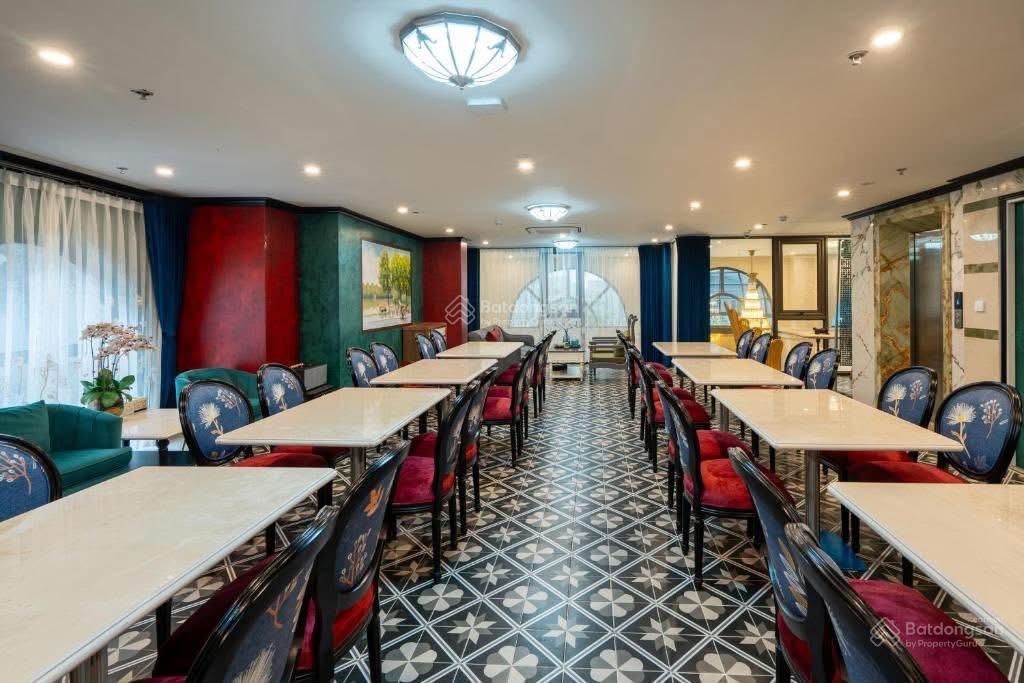 Chính chủ gửi bán tòa khách sạn mặt phố trần thái tông 320m², 9 tầng lô góc, mt 11m. giá 195 tỷ