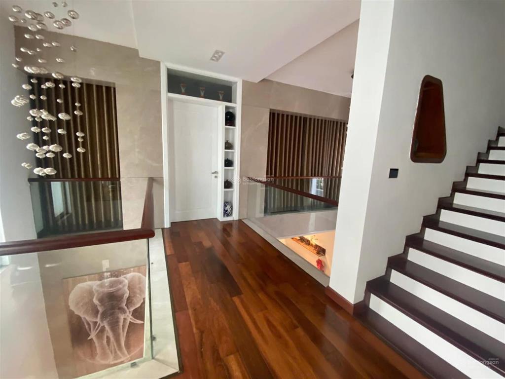 Chính chủ gửi bán biệt thự vườn đào  lạc long quân 236m2,5 tầng,mt15m.giá122tỷ.0888 999 ***