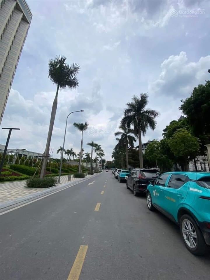 Chính chủ gửi bán biệt thự vườn đào  lạc long quân 236m2,5 tầng,mt15m.giá122tỷ.0888 999 ***