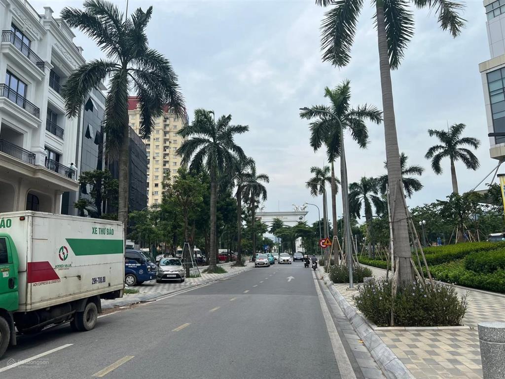 Chính chủ gửi bán biệt thự vườn đào  lạc long quân 236m2,5 tầng,mt15m.giá122tỷ.0888 999 ***