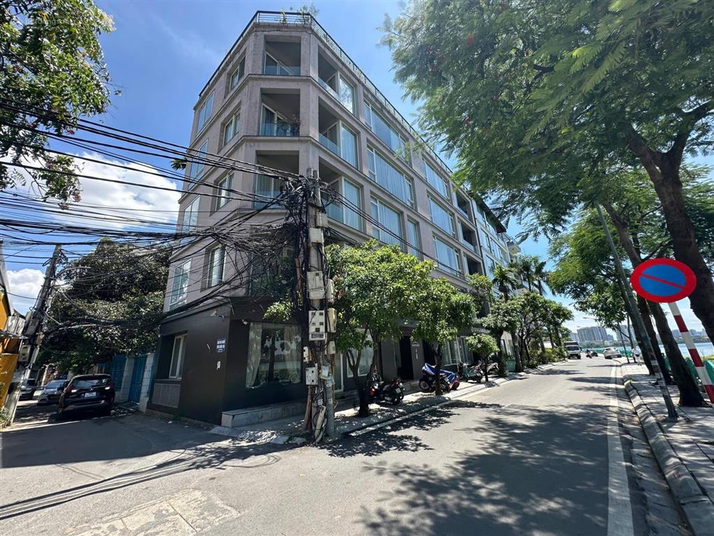 Chủ nhà gửi bán nhà mặt hồ quảng an quảng khánh 360m2,3 tầng,mt13m.giá350tỷ.0888 999 ***