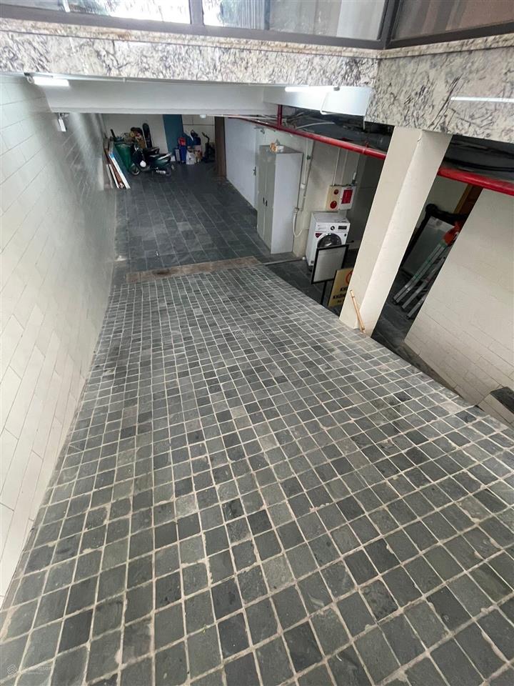 Chính chủ gửi bán nhà mặt hồ nguyễn đình thi 290m2, 7 tầng, mt 10m. giá thoả thuận.  0888 999 ***