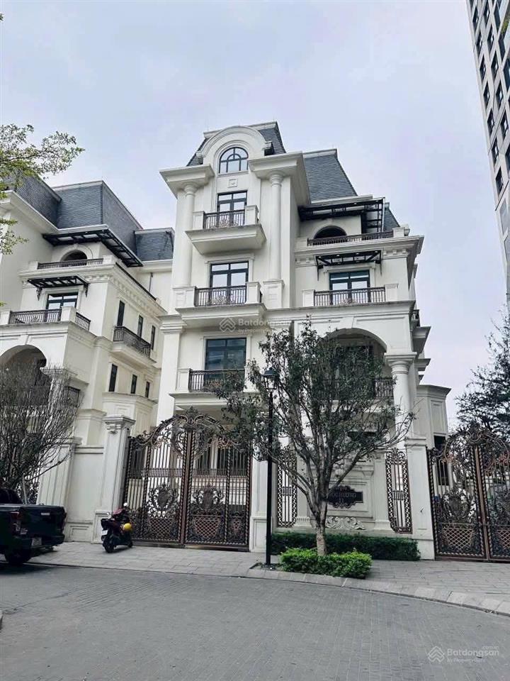 Chủ nhà gửi bán biệt thự lão thành cách mạng 630m2, 5 tầng, mt 33m. giá 300 tỷ.  0888 999 ***