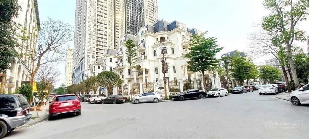 Chủ nhà gửi bán biệt thự lão thành cách mạng 630m2, 5 tầng, mt 33m. giá 300 tỷ.  0888 999 ***