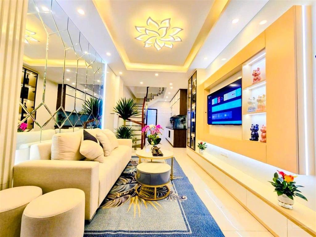 Hiếm! đại mỗ. nhà chủ trẻ tự xây để ở, rất đẹp. cách ô tô 15 mét. chỉ hơn 5 tỷ
