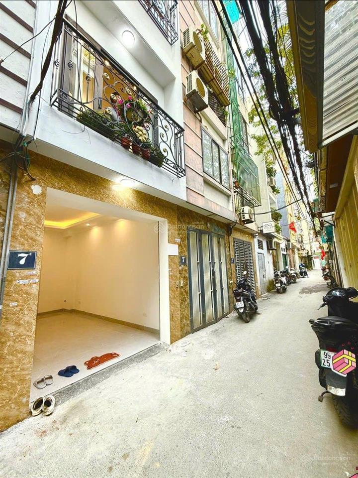 Chủ chuyển nhà lớn  bán nhà mễ trì  ô tô đỗ cổng  nội thất xịn ở luôn. chỉ nhỉnh 7 tỷ