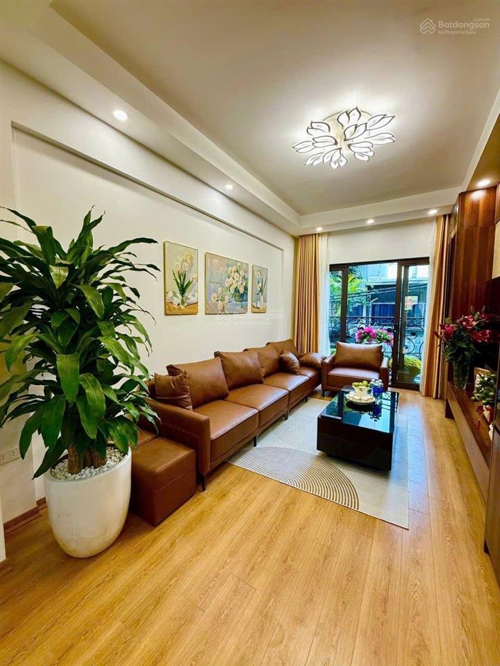 Chủ chuyển nhà lớn  bán nhà mễ trì  ô tô đỗ cổng  nội thất xịn ở luôn. chỉ nhỉnh 7 tỷ