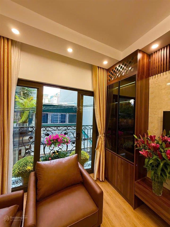 Chủ chuyển nhà lớn  bán nhà mễ trì  ô tô đỗ cổng  nội thất xịn ở luôn. chỉ nhỉnh 7 tỷ