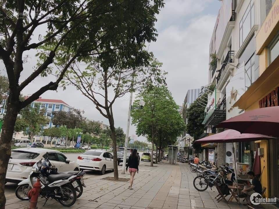 Bán đất mặt phố nguyễn văn huyên, gần cầu giấy, vị trí vàng, giá cực tốt, xây toà nhà tuyệt vời!