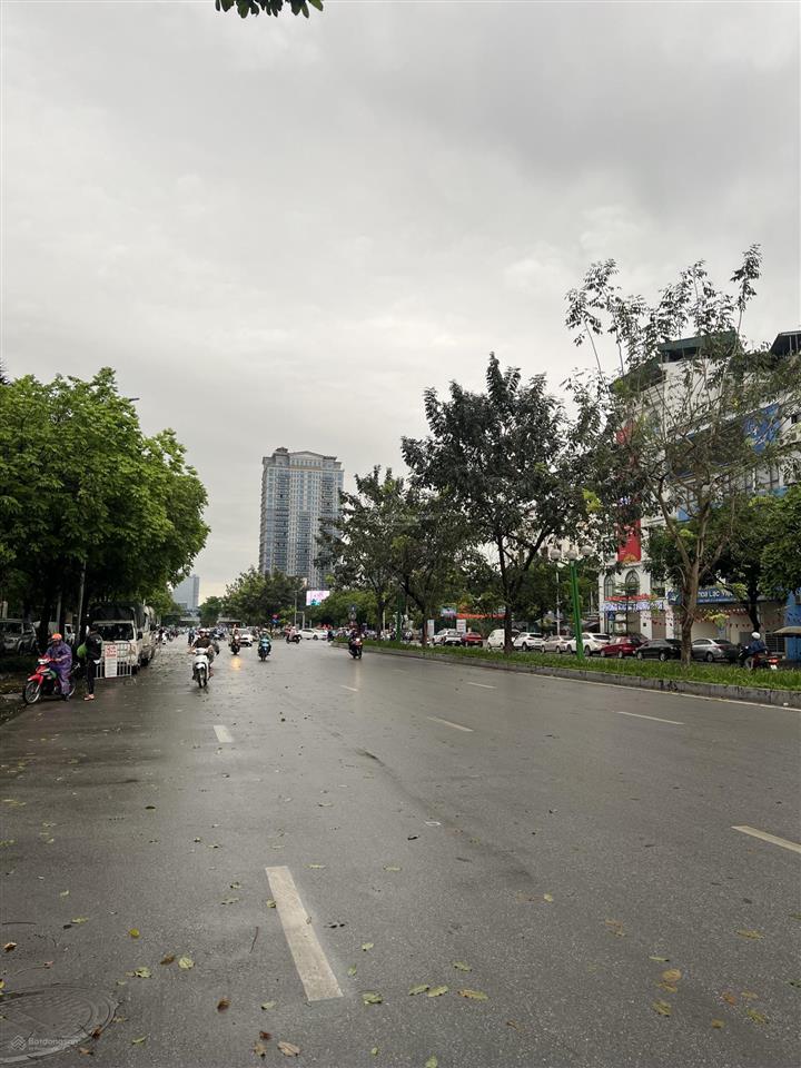 Bán đất mặt phố nguyễn văn huyên, gần cầu giấy, vị trí vàng, giá cực tốt, xây toà nhà tuyệt vời!