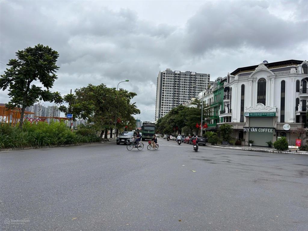 Bán đất ngay hồ giang biên, long biên. đường 6m ô tô vào nhà. thông các ngả, diện tích 112, có sổ