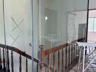 Cho thuê văn phòng 60m² có sân vườn, máy lạnh, vệ sinh riêng ngay HTV